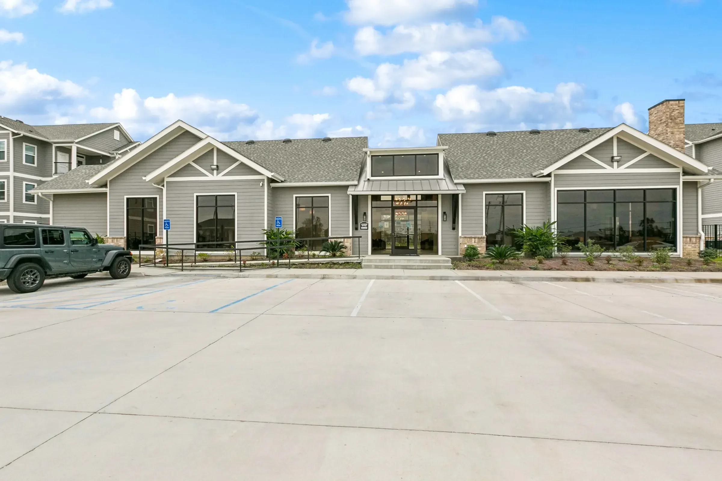 Sherwood Oaks gallery image